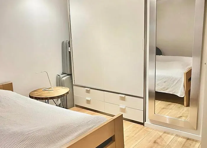 80kvm Taet Pa Centrum & Apartament *